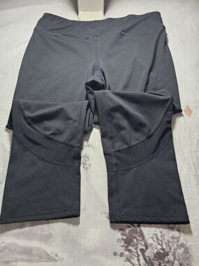 GAIAM Black Stretch Capri Leggings With Below Knee Mesh